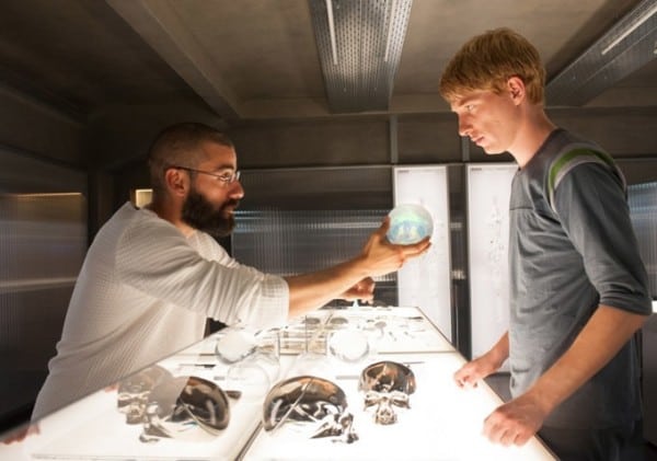 ex-machina-oscar-isaac-domhnall-gleeson-600x421