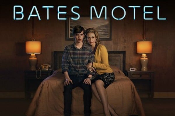 freddie-highmore-y-vera-farmiga-en-la-primera-temporada-de-bates-motel-diario-de-una-telefila-600x400